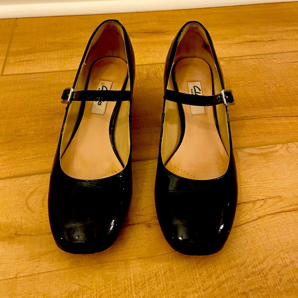 👡 Clarks Mary Janes, Black Patent, Size 6